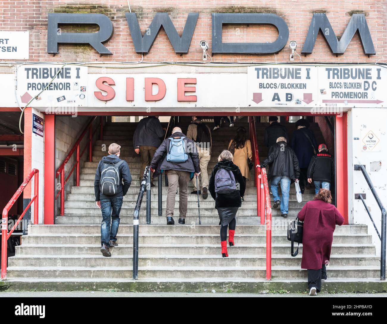 Molenbeek, Brüssel / Belgien - 02 16 2019: Lokale Touristen besuchen das Racing White Daring Molenbeek Fußballstadion, zu Fuß die Betontreppe Stockfoto
