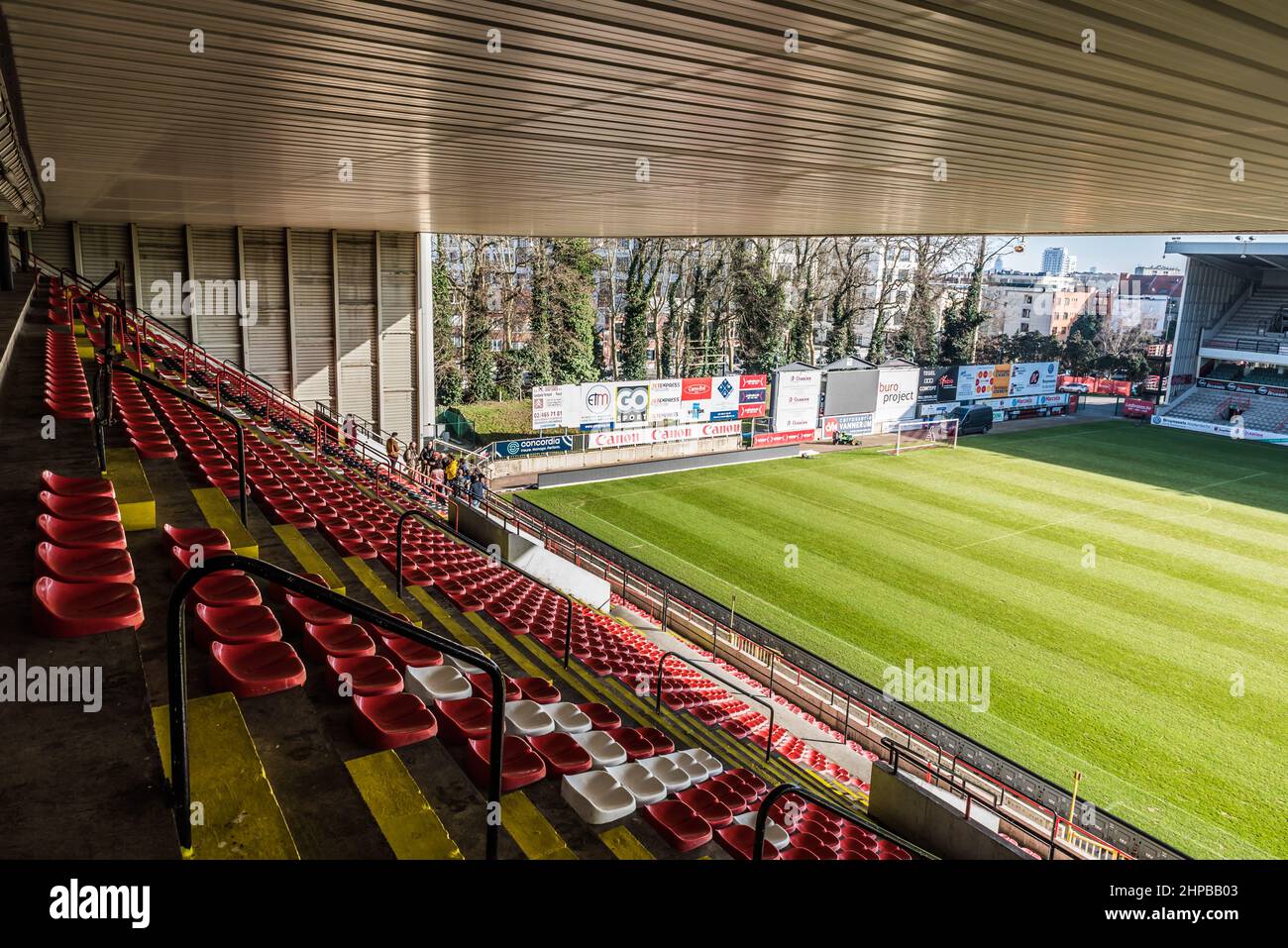 Molenbeek, Brüssel / Belgien - 02 16 2019: Farbenfrohe Sitze auf den Tribünen des Racing White Daring Molenbeek Fußballstadions. Stockfoto