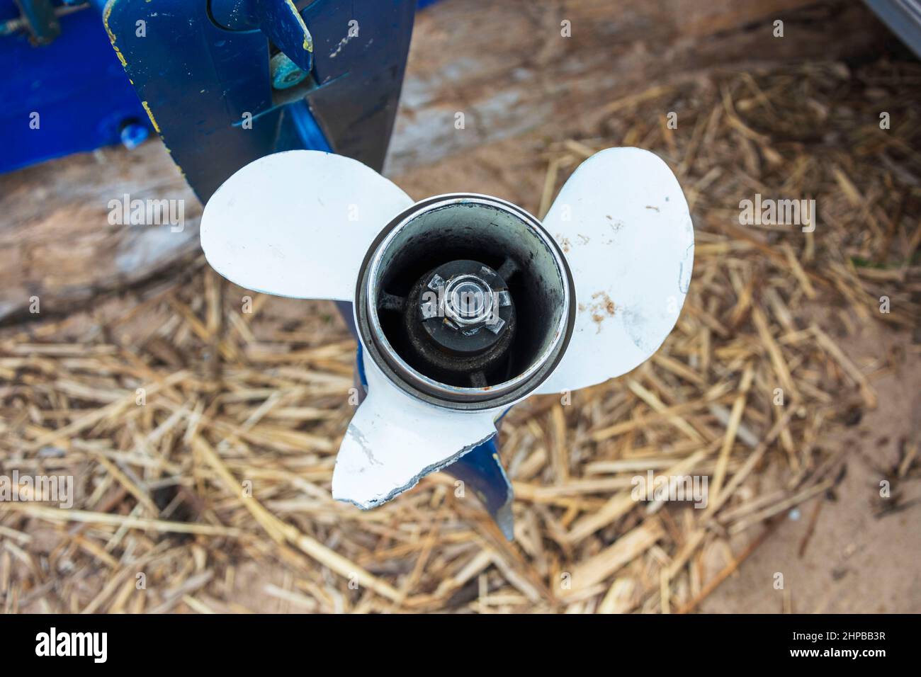 Beschädigter Außenbordmotor-Propeller, Aluminiumpropeller mit zerbrochenem Blatt aus der Nähe, ein Problem beim Angeln. Stockfoto