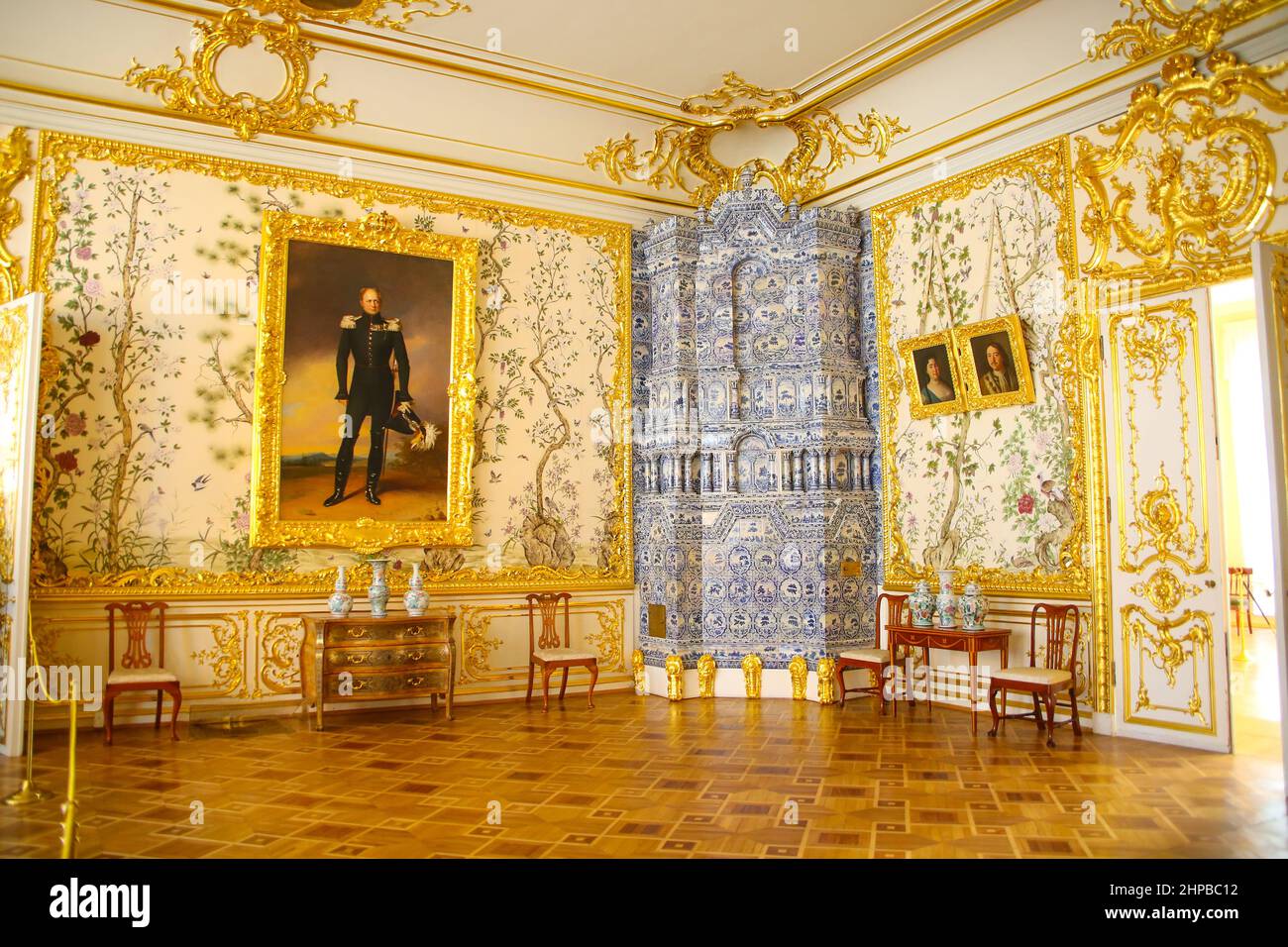 White Dining Room, Catherines Palace, Tsarskoye Selo, Russland. Weiße Wände mit Goldverzierung, mit blauem und weißem Keramik-Wasserkocher. Stockfoto