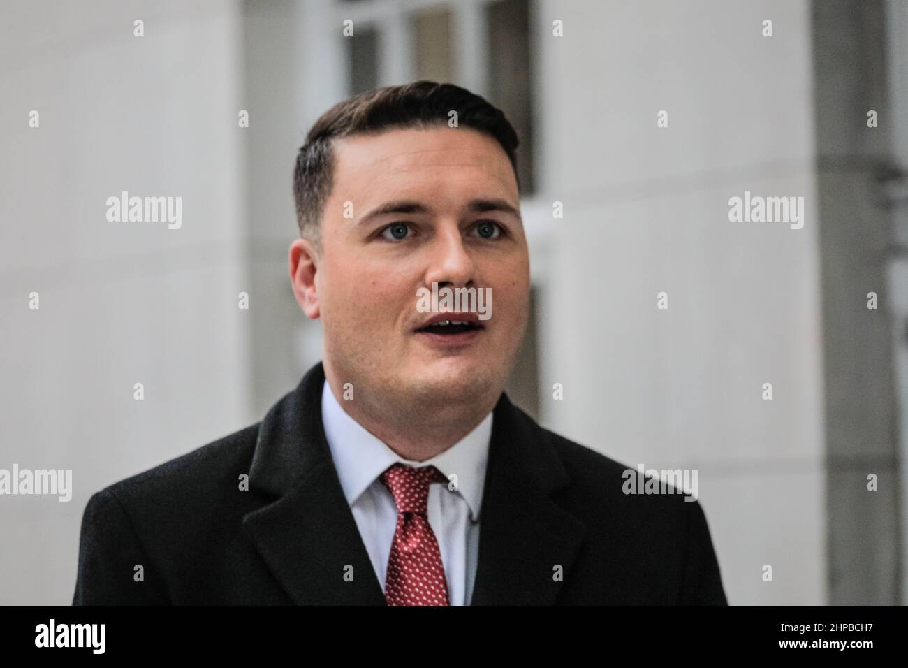 London, Großbritannien. 20th. Februar 2022. Wes Streeting, Politiker der Labour Party und Schattenminister für Gesundheit und Soziales seit 2021, Abgeordneter des Parlaments für Ilford North, für ein Interview in den BBC Studios in London. Kredit: Imageplotter/Alamy Live Nachrichten Stockfoto