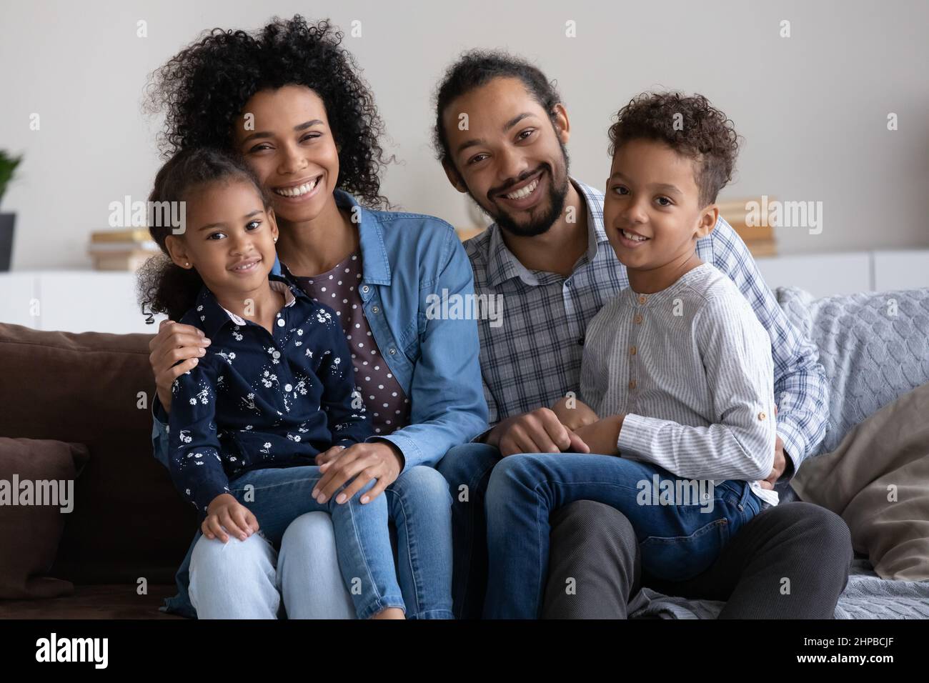 Glückliche freundliche afroamerikanische Vollfamilie, die die Kamera anschaut. Stockfoto