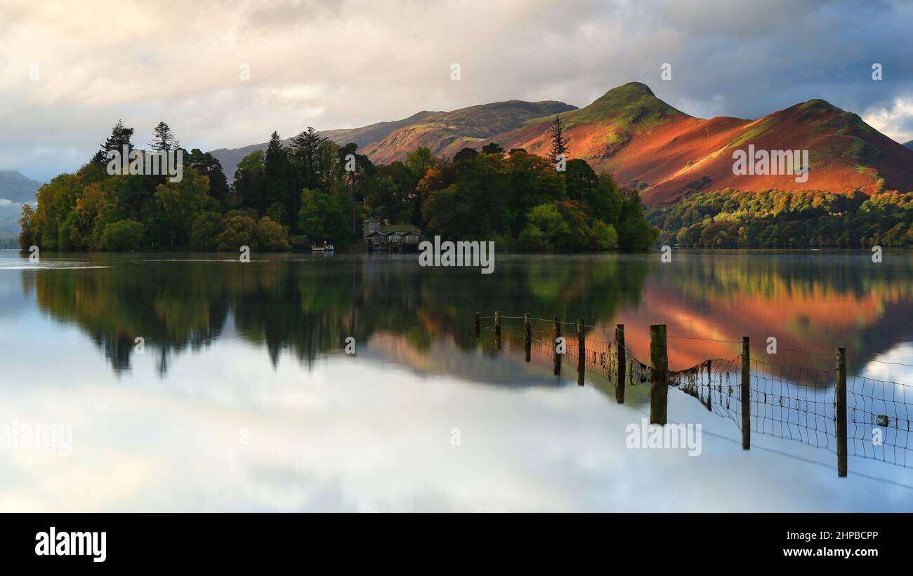 Herbstspiegelung, Keswick , Lake District Stockfoto