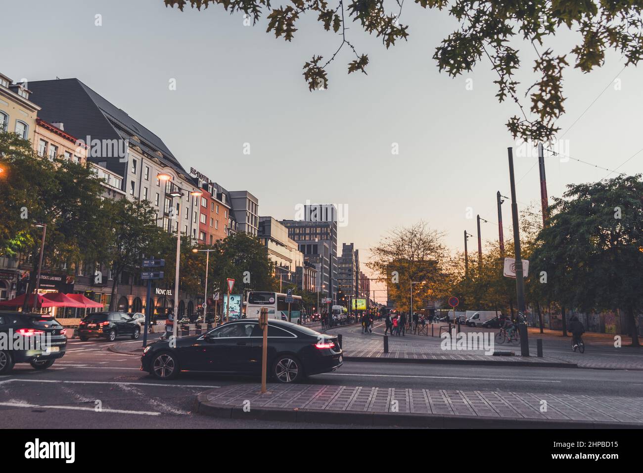 Brüssel, BELGIEN - 8. Oktober 2021: Straßen von Brüssel am Abend. Die Hauptstadt von Belguim mit Restaurants und Geschäften bei Sonnenuntergang Stockfoto