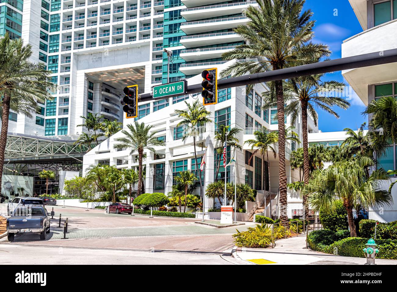 Miami, USA - 18. Juli 2021: Schild für das Diplomat-Gebäude in Hollywood Beach, Florida, mit Palmen an sonnigen Tagen auf der Ocean Drive Road Stockfoto