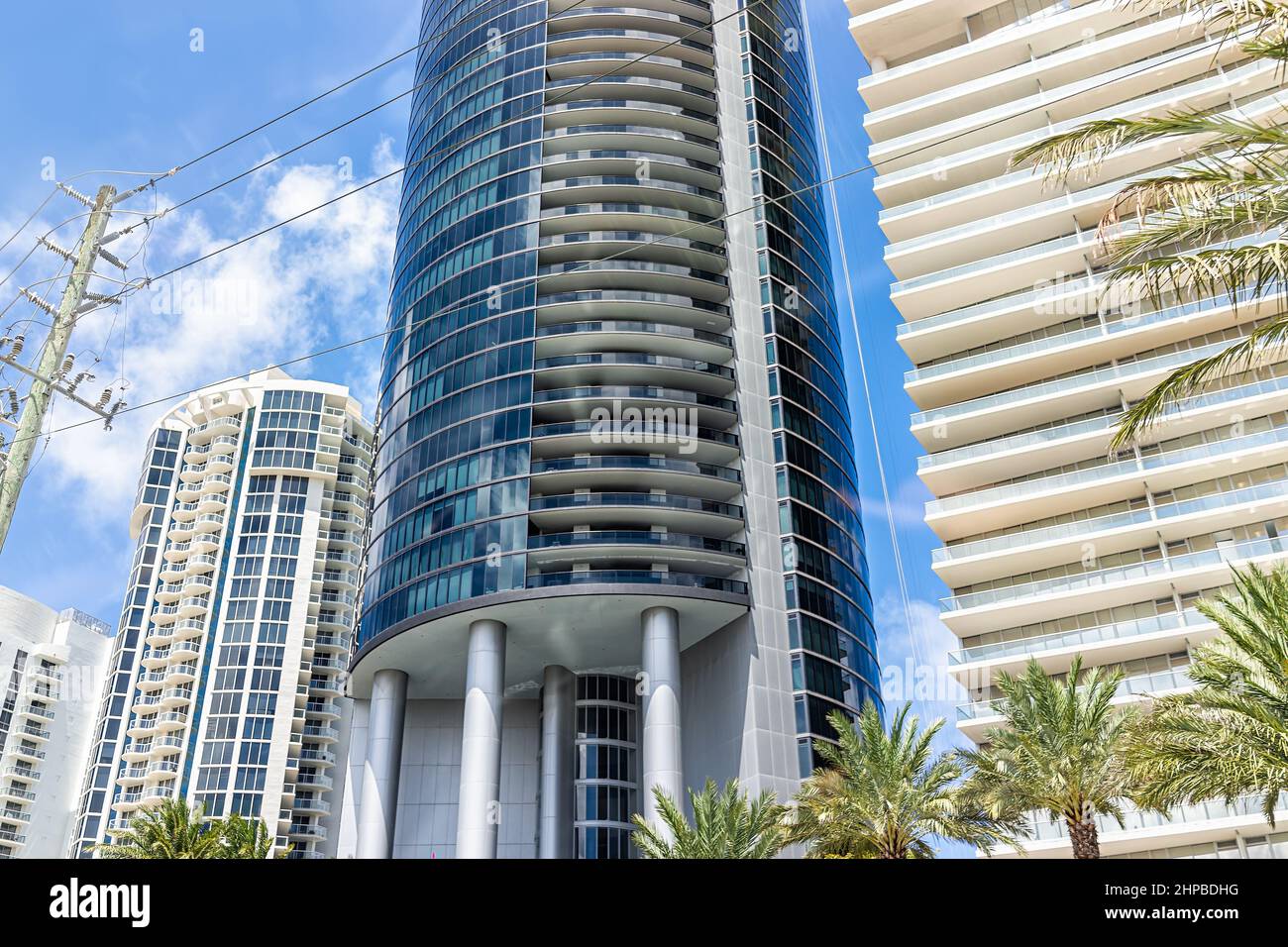 Sunny Isles Beach, USA - 18. Juli 2021: Modernes Gebäude in North Miami, Florida mit Luxus-Hotel-Apartment-Eigentumswohnung Gebäude für Porsche Design Modern A Stockfoto