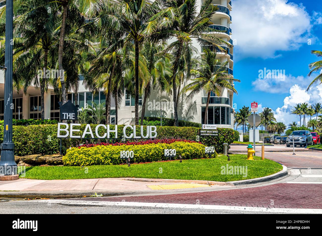 Miami, USA - 18. Juli 2021: Schild für das Beach Club Apartment Condo Gebäude in Hallandale in Florida mit Palmen an sonnigen Tagen und blauem Himmel Stockfoto