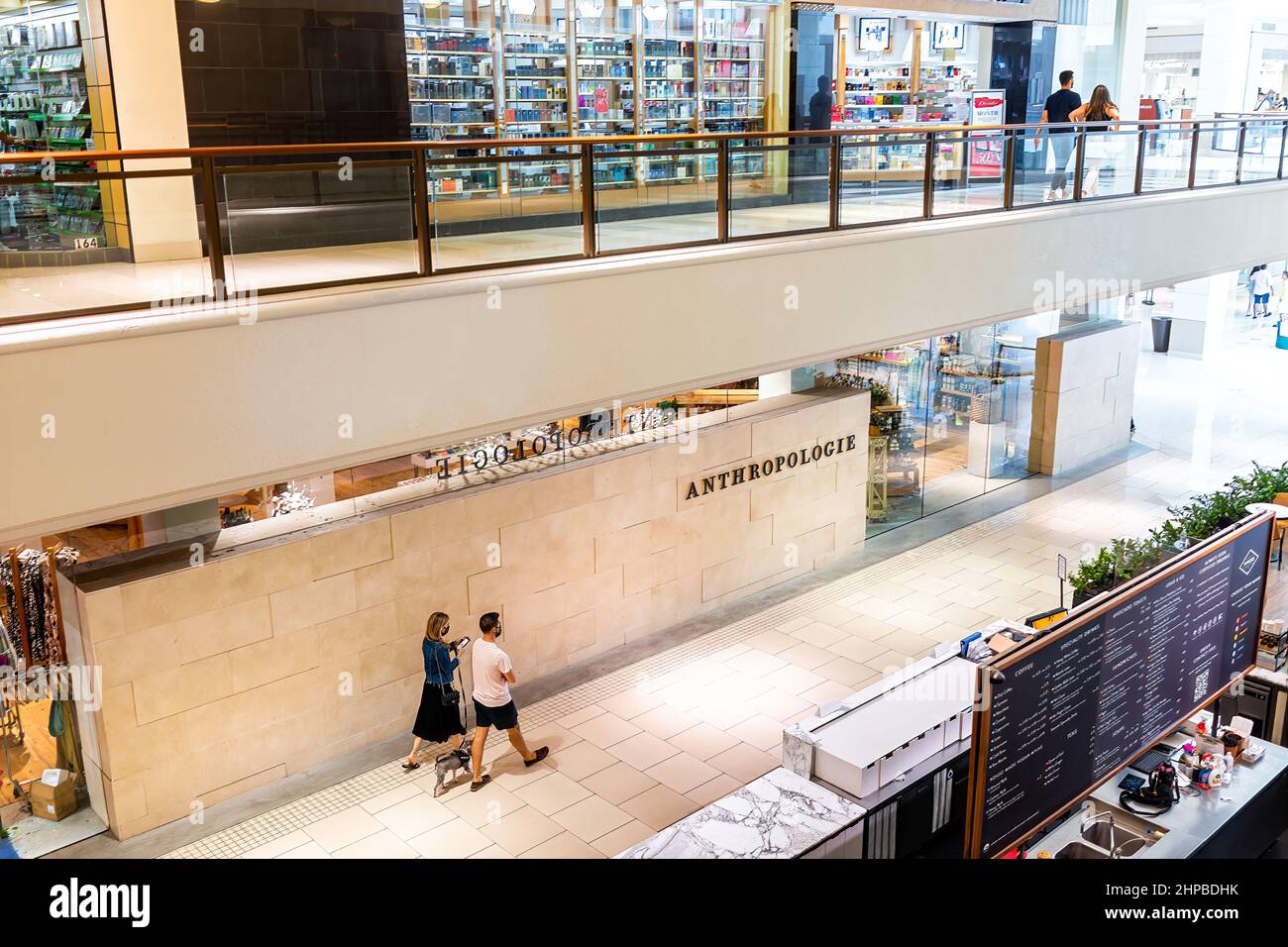 Miami, USA - 18. Juli 2021: Zeichen für Anthropologie Kaufhaus Shop aus dem Inneren des Aventura Einkaufszentrum in Florida, USA seco Stockfoto