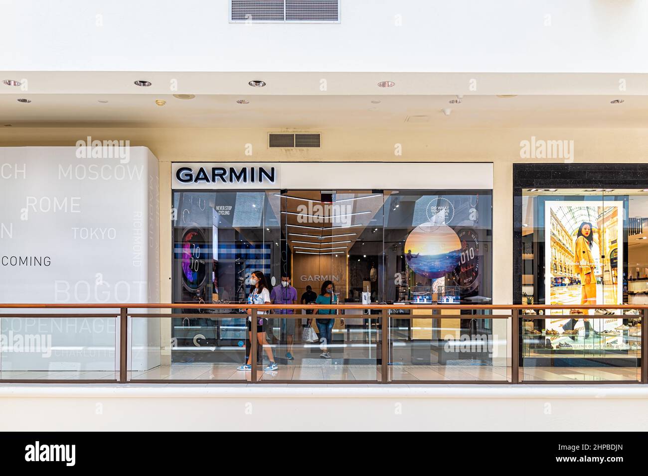 Miami, USA - 19. Juli 2021: Zeichen für Garmin Store Shop Verkauf von Uhren und moderner Sporttechnologie im Aventura Einkaufszentrum in Florida, Unite Stockfoto