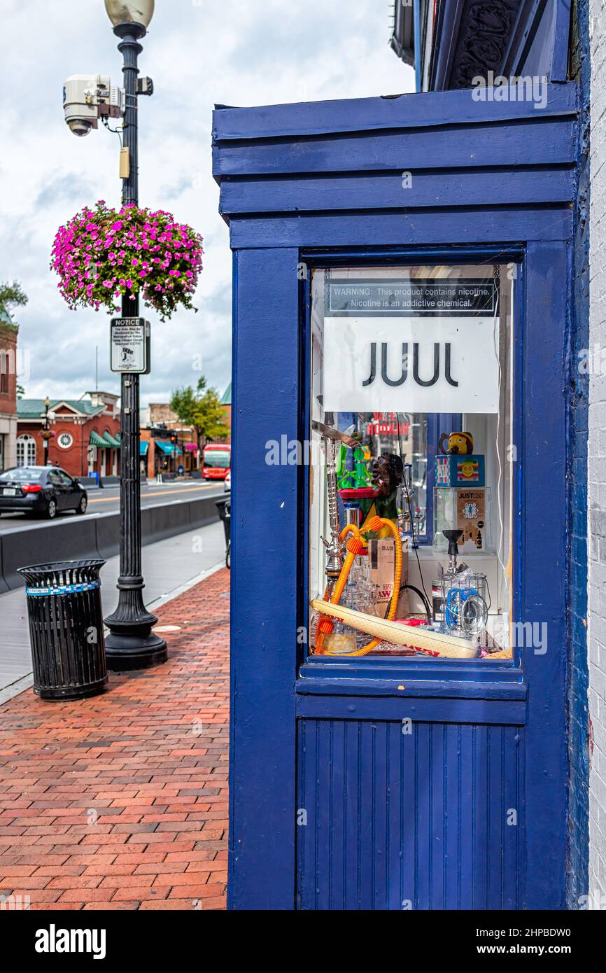 Washington DC, USA - 18. August 2021: Georgetown M Straßenschild für den Eingang zum Havana Smoke Shop Store mit Juul Tabakzigaretten Zigarrenladen vertica Stockfoto