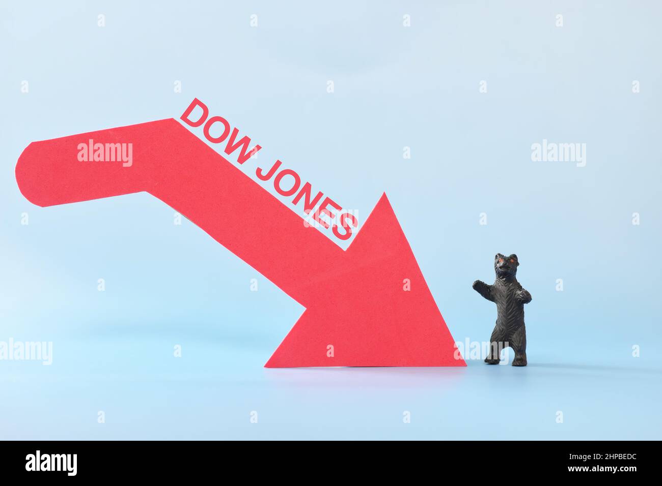 Dow Jones Industrial Average oder DJIA Index in rotem Abwärtspfeil mit abnehmenden Münzstapel. Pessimistische Entwicklung am US-amerikanischen Aktienmarkt. Stockfoto