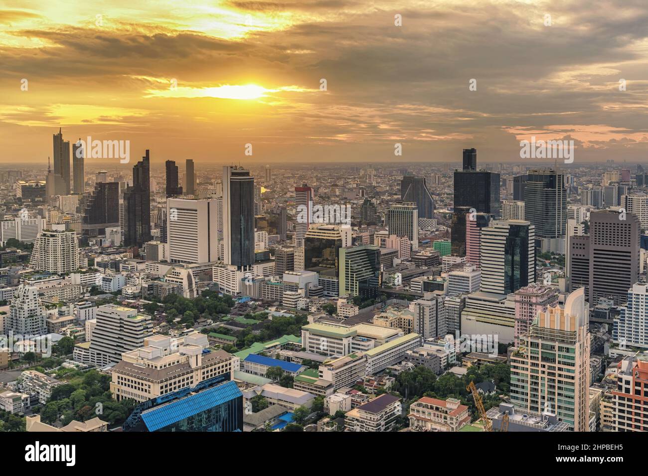 Bangkok Thailand, Skyline der Sonnenuntergangsstadt des Wolkenkratzers in der Innenstadt von Bangkok Stockfoto