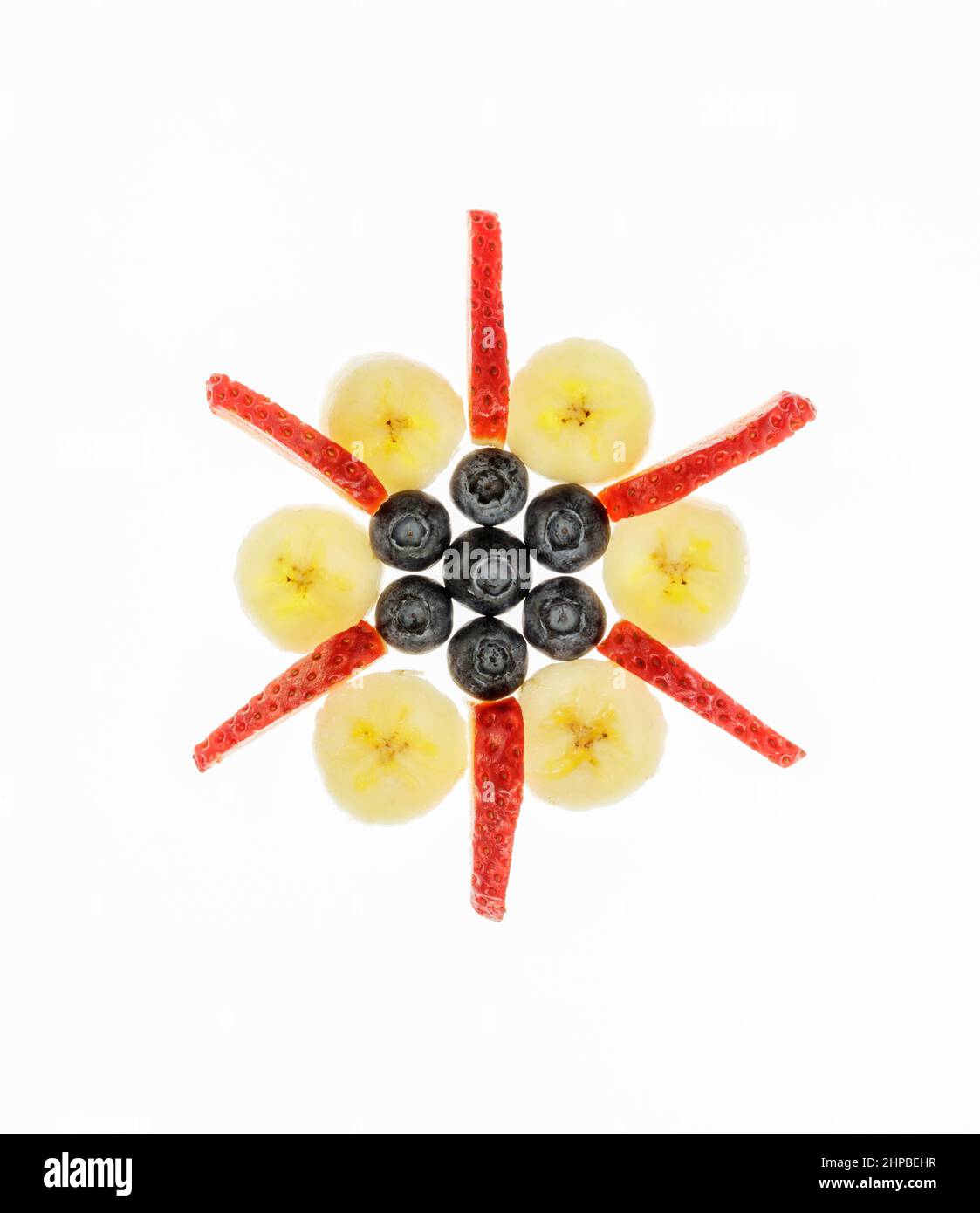 Frische Erdbeeren, Blaubeeren und Banane in Sternform angeordnet Stockfoto