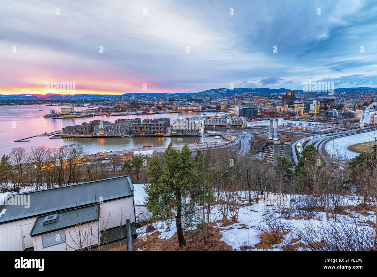 Oslo Norwegen, Skyline von Sunset City im Geschäftsviertel und Barcode Project Stockfoto