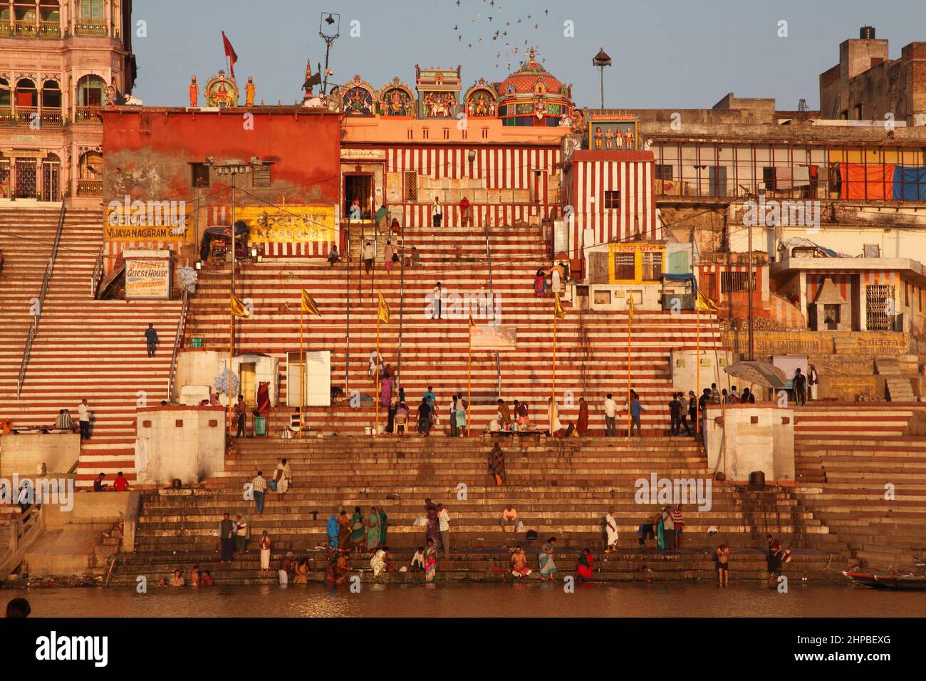 Menschen, die im Morgengrauen am Vijayanagarem Ghat am Ganges in Varanasi in Uttar Predesh, Indien, baden Stockfoto