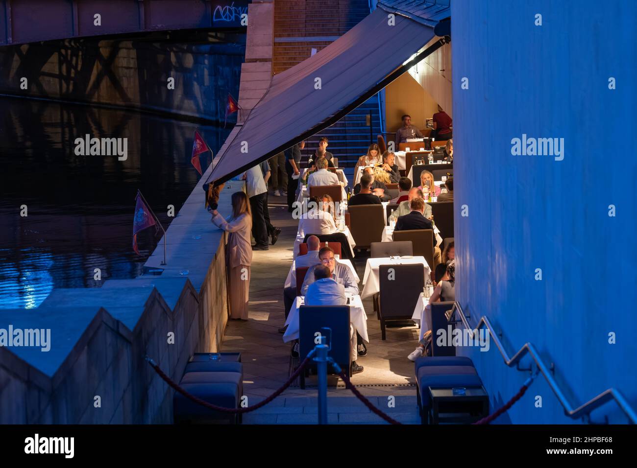 Berlin, Deutschland, Restauranttische des Grill Royal in der Friedrichstraße, Abendessen am Ufer der Spree im zentralen Bezirk Mitte. Stockfoto