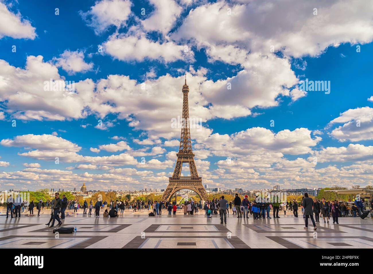 Paris, Frankreich - 4. April 2019: Skyline von Paris Frankreich am Eiffelturm und den Trocadero-Gärten Stockfoto