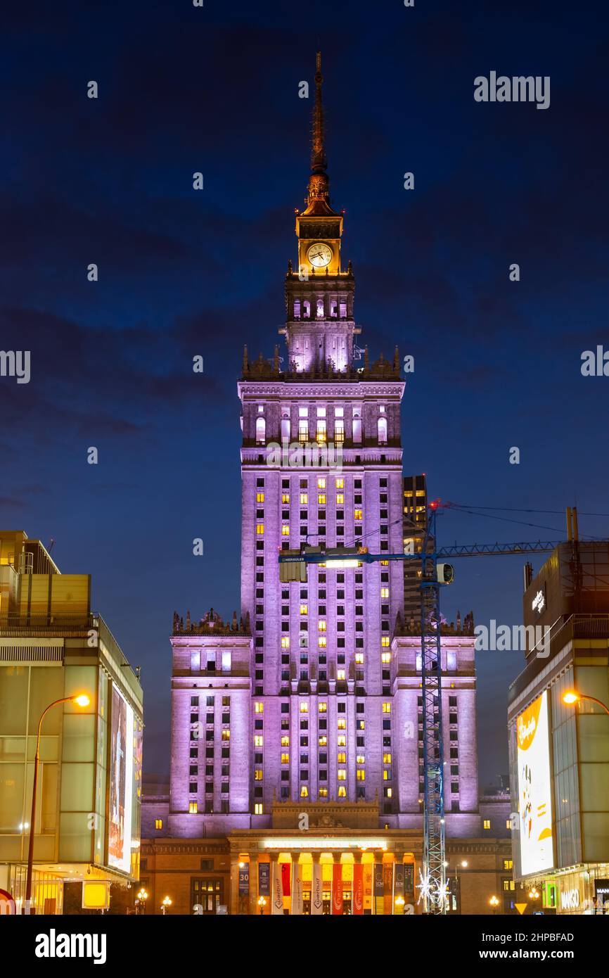 Palast der Kultur und Wissenschaft beleuchtet in der Nacht in der Stadt Warschau in Polen. Stockfoto