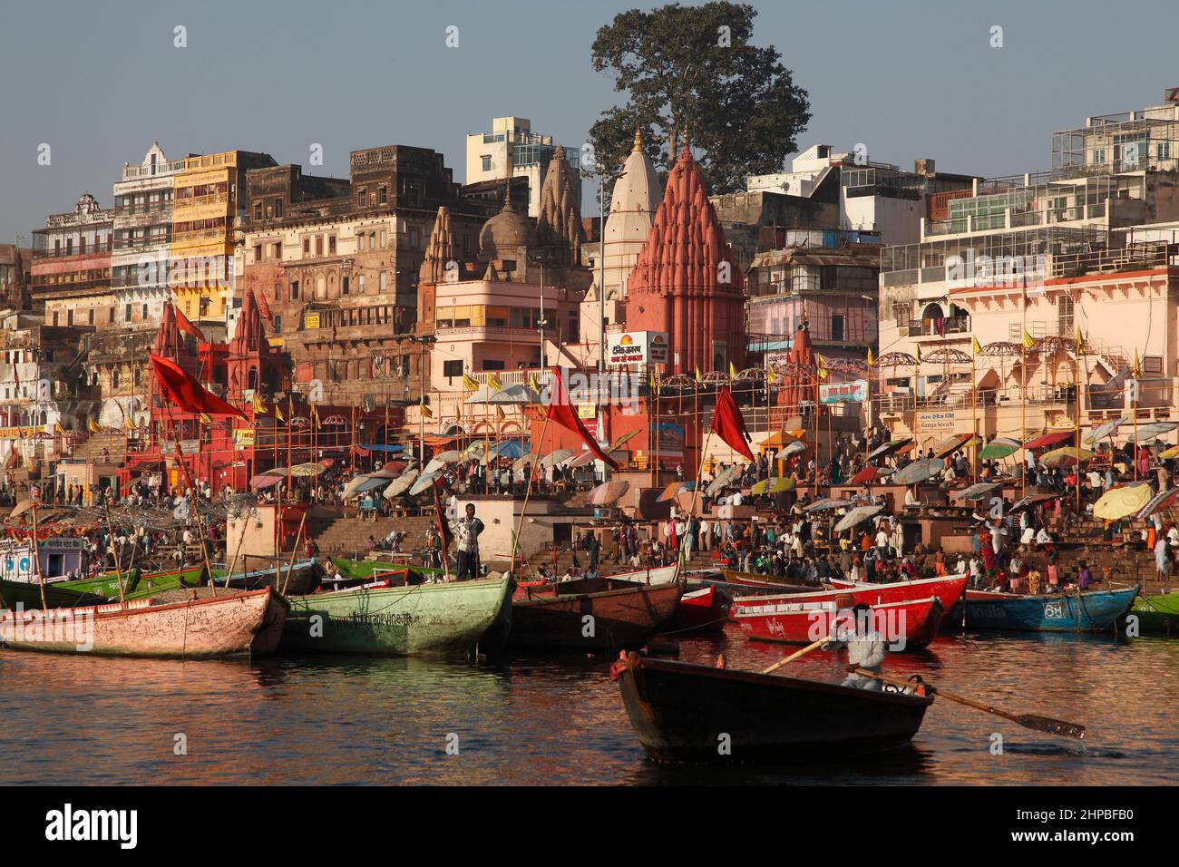 Ahilyabai Ghat am Ufer des Ganges in Varanasi, Uttar Pradesh, Indien Stockfoto Ahilyabai Ghat am Ufer des Ganges in Varanasi, Uttar Pradesh, Indien Stockfoto