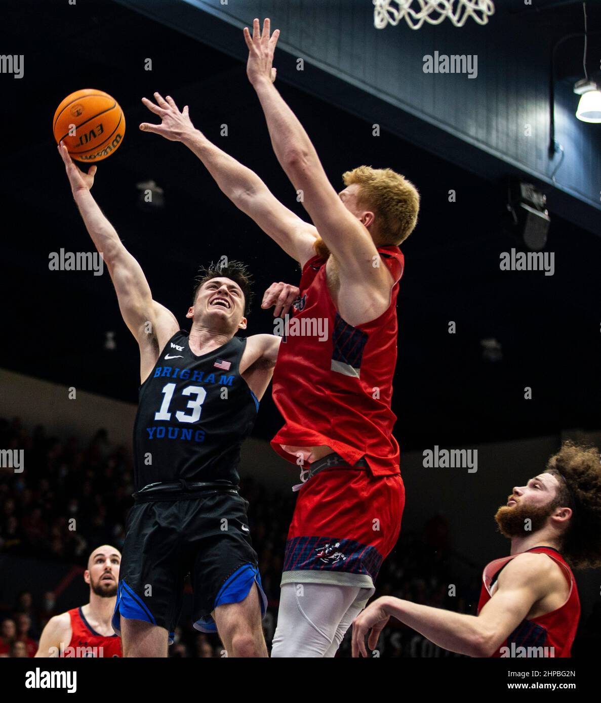 19. Februar 2022 Moraga, CA U.S.A. der Wächter von Brigham Young, Alex Barcello (13), fährt während des NCAA Männer-Basketballspiels zwischen Brigham Young Cougars und den Saint Mary's Gaels zum Reifen. Die Gaels schlugen BYU 69-64 im University Credit Union Pavilion Moraga Calif. Thurman James / CSM Stockfoto