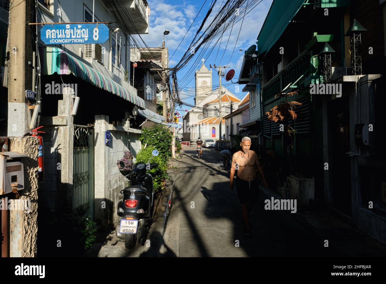 Ban Yuan, eine alte Siedlung vietnamesischer und kambodschanischer Einwanderer in Bangkok, Thailand; b/g: Die Unbefleckte Empfängnis-Kirche, Thailands erste Kirche Stockfoto