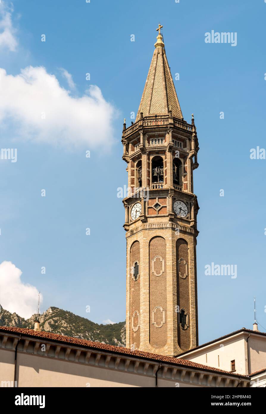 Glockenturm der Basilika St. Nikolaus in Lecco, Lombardei, Italien Stockfoto