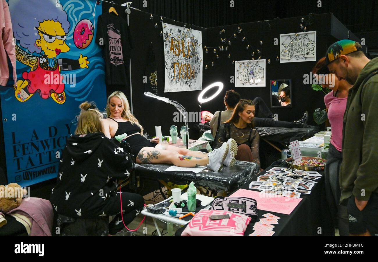 Brighton , UK 20th February 2022 - Tattooisten bei der Arbeit an der jährlichen Brighton Tattoo Convention 13th, an der über 350 Künstler an diesem Wochenende teilgenommen haben : Credit Simon Dack / Alamy Live News Stockfoto