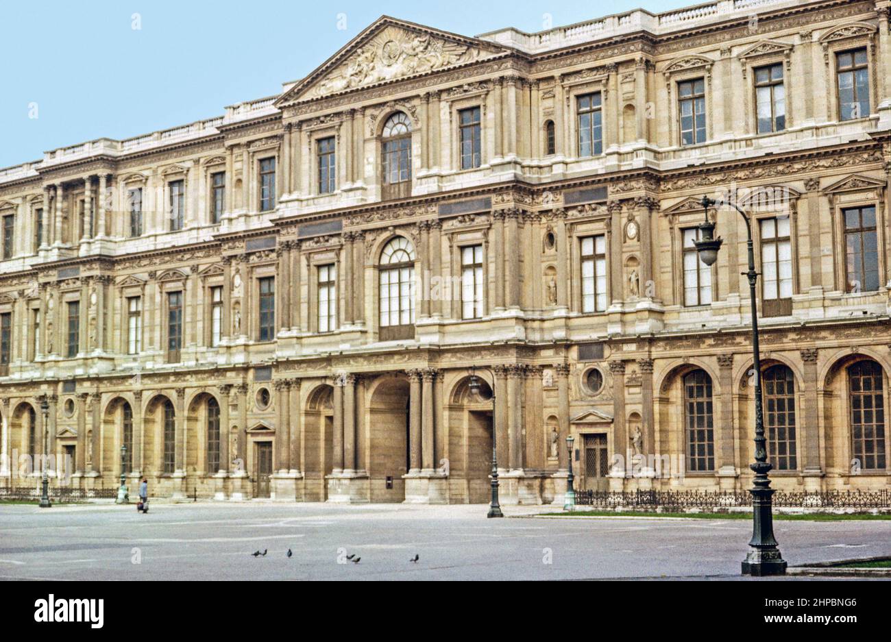 Innenhof des Louvre. Archivaufnahme von ca. 1972, gescannt aus Transparentfolie Stockfoto