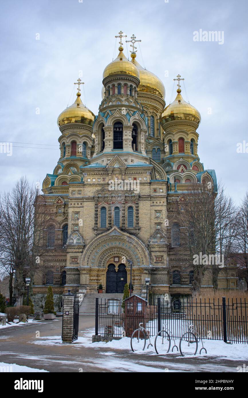 Die St. Nikolaus-Marinekathedrale in Karosta, Liepaja im Winter. Russische orthodoxe Kathedrale mit goldenen Kuppeln. Stockfoto