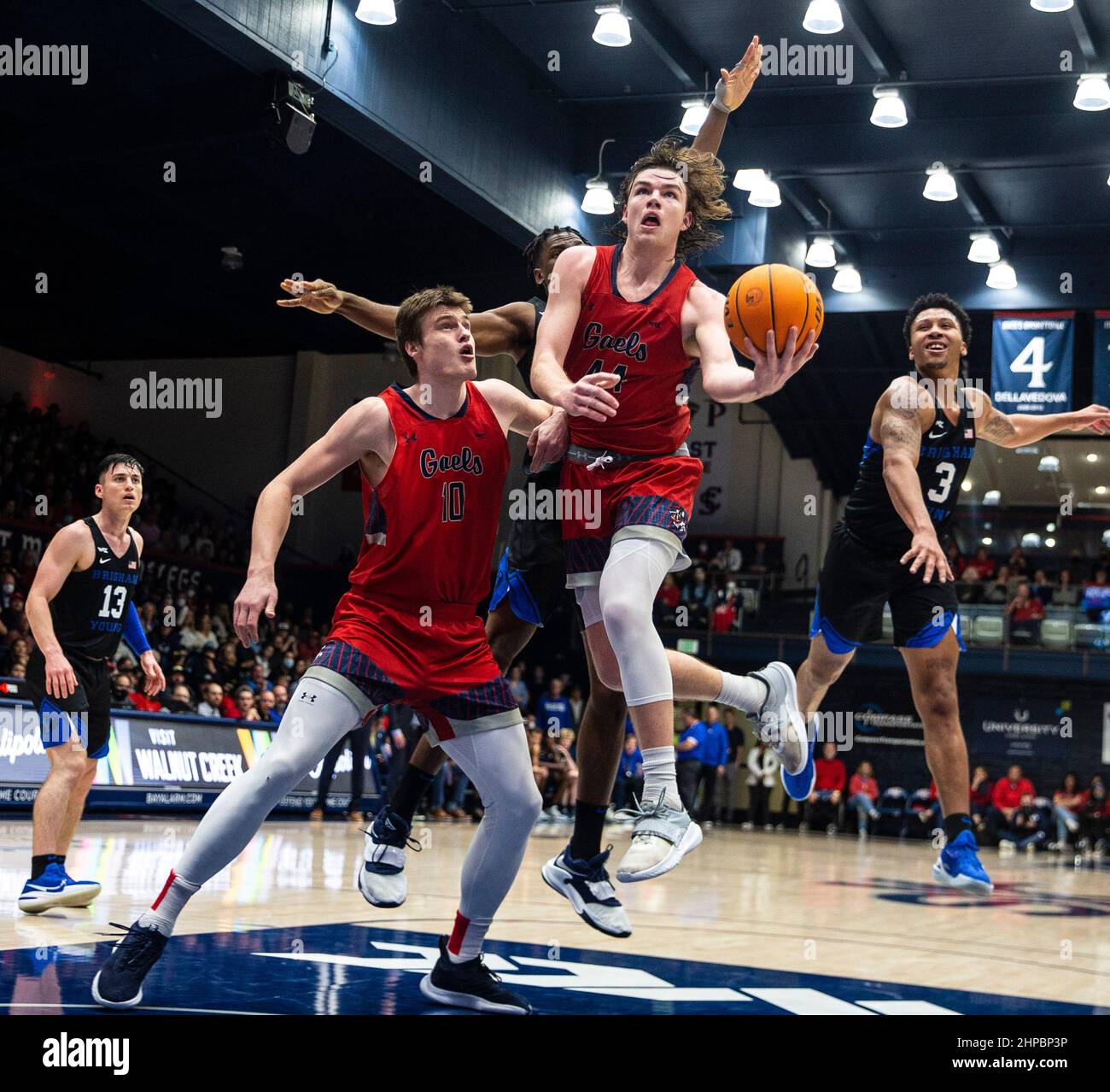 19. Februar 2022 Moraga, CA USA Alex Ducas (44), Wache der heiligen Mary, fährt während des NCAA Männer-Basketballspiels zwischen Brigham Young Cougars und den heiligen Mary's Gaels zum Reifen. Die Gaels schlugen BYU 69-64 im University Credit Union Pavilion Moraga Calif. Thurman James / CSM Stockfoto