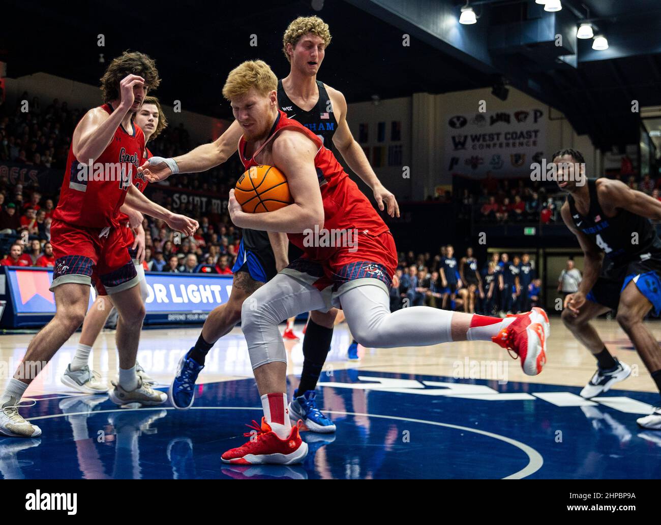 19. Februar 2022 Moraga, CA U.S.A. der Stürmer von St. Mary Matthias Tass (11)gewinnt den Rebound während des NCAA Männer-Basketballspiels zwischen Brigham Young Cougars und den Saint Mary's Gaels. Die Gaels schlugen BYU 69-64 im University Credit Union Pavilion Moraga Calif. Thurman James / CSM Stockfoto