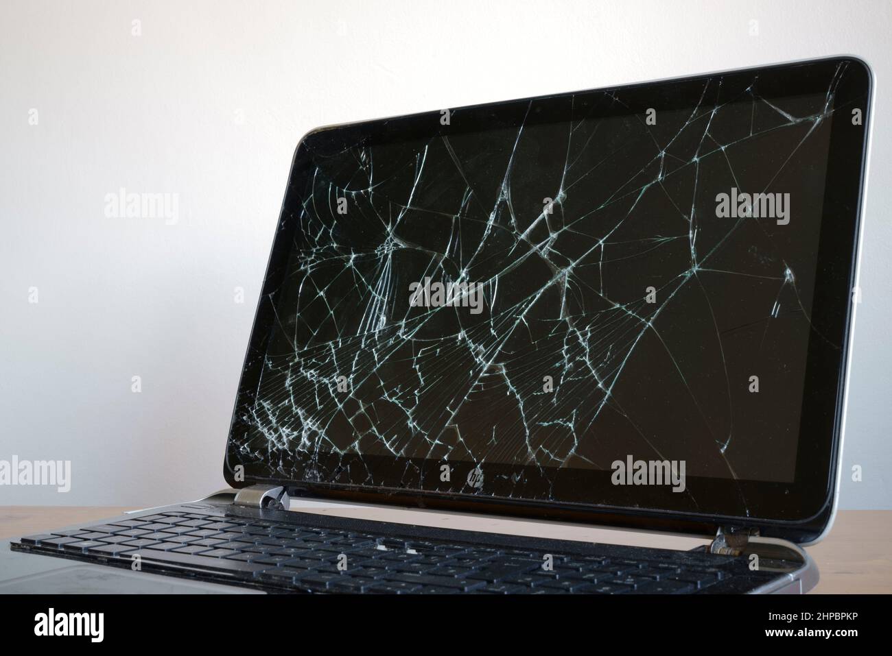 Ein Laptop mit einem defekten Bildschirm. Stockfoto