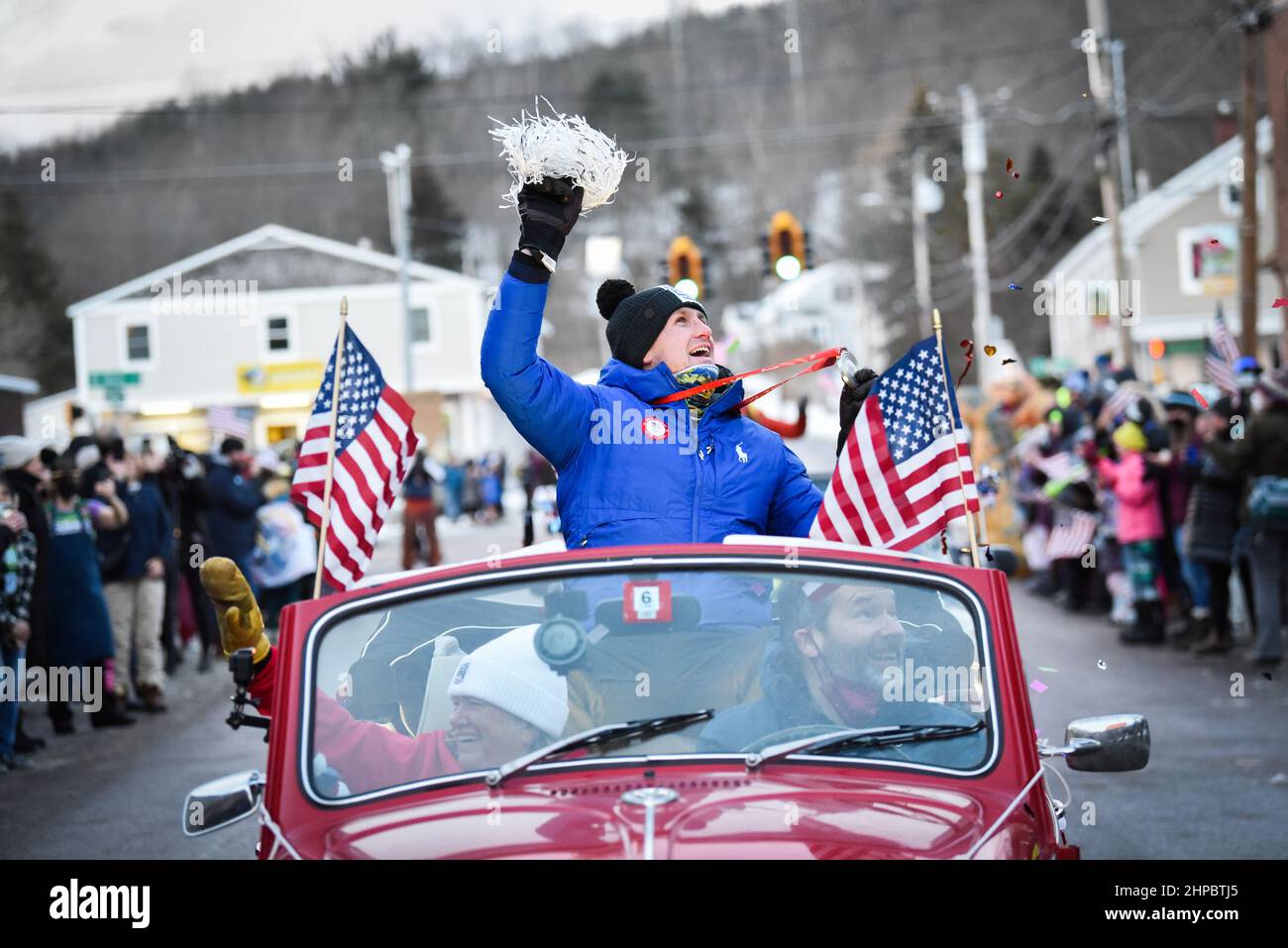 Richmond, USA. Ryan Cochran-Siegle, der Silbermedaillengewinnerin des Ski-Super-G im alpinen Skilauf bei den Olympischen Spielen in Peking, wird nach Richmond, VT, (ca. 4.000 Einwohner), begrüßt, indem er die Massen bei seiner Rückkehr aus China nach Vermont anfeuert. 19 2022 VT, USA. Seine Mutter, Barbara Ann Cochran, die olympische Goldmedaillengewinnerin im Slalom in Sapporo 1972, fährt auf dem Beifahrersitz (links). Die Familie Cochran führte jahrzehntelang ein kleines lokales alpines Skigebiet in Richmond, wo Ryan zum ersten Mal Ski fuhr. Es ist jetzt eine gemeinnützige Organisation. Kredit: John Lazenby/Alamy Live Nachrichten Stockfoto