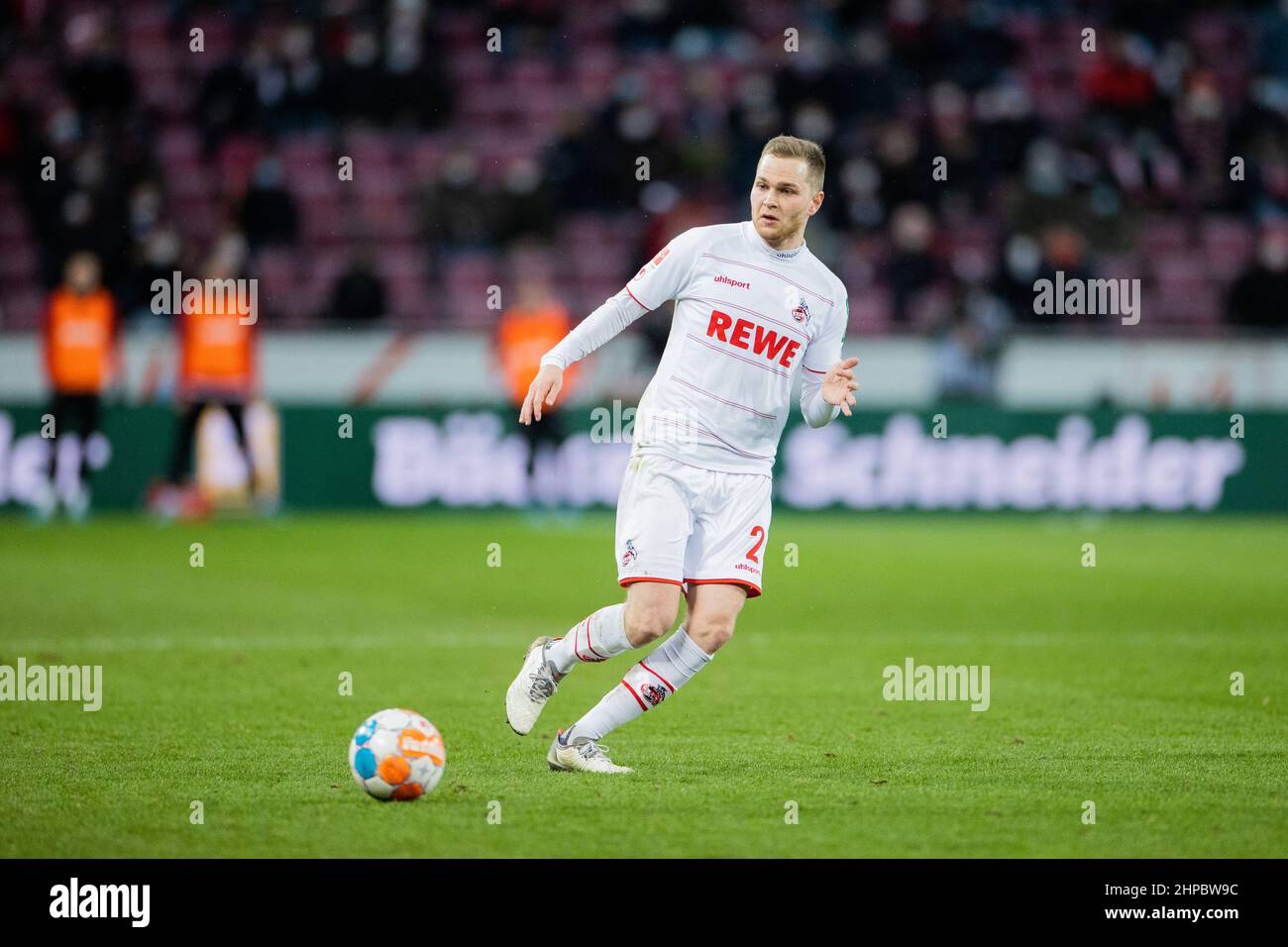 19. Februar 2022, Nordrhein-Westfalen, Köln: Fußball: Bundesliga, 1st FC Köln - Eintracht Frankfurt, Matchday 23, RheinEnergieStadion. Benno Schmitz in Köln. Foto: Rolf Vennenbernd/dpa - WICHTIGER HINWEIS: Gemäß den Anforderungen der DFL Deutsche Fußball Liga und des DFB Deutscher Fußball-Bund ist es untersagt, im Stadion und/oder vom Spiel aufgenommene Fotos in Form von Sequenzbildern und/oder videoähnlichen Fotoserien zu verwenden oder zu verwenden. Stockfoto