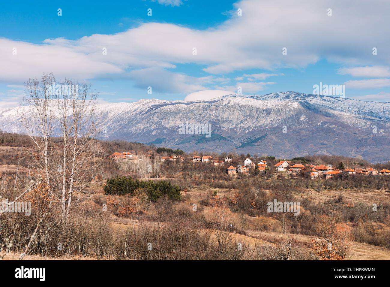 Landschaft des trockenen Berges in Ostserbien mit Dorfhäusern im Tal Stockfoto