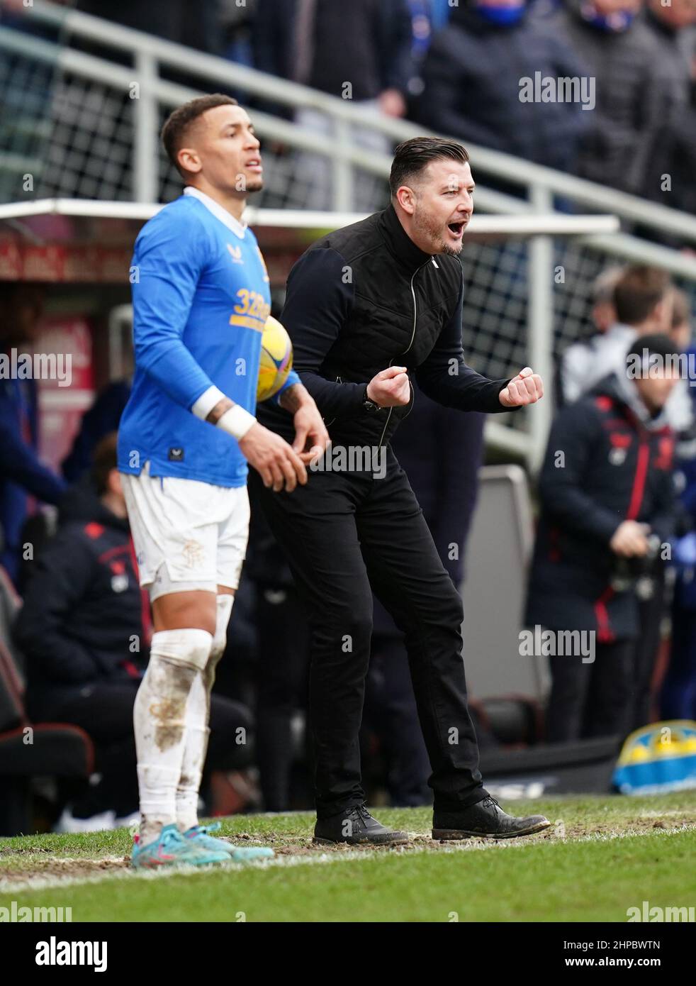 Dundee United Manager Tam Courts (rechts) schrie während des Cinch Premiership-Spiels im Tannadice Park, Dundee, auf der Touchline. Bilddatum: Sonntag, 20. Februar 2022. Stockfoto