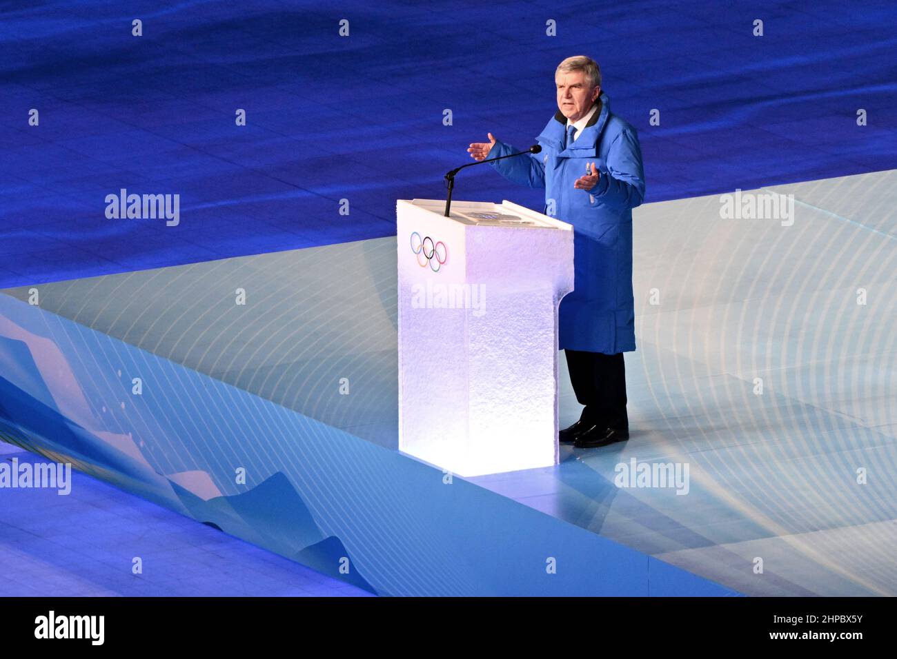 Peking, China. 20th. Februar 2022. Olympische Spiele, Abschlusszeremonie der Olympischen Winterspiele 2022, im Vogelnest-Nationalstadion, spricht Thomas Bach, Präsident des Internationalen Olympischen Komitees (IOC), bei der Abschlusszeremonie der Olympischen Winterspiele 2022. Kredit: Peter Kneffel/dpa/Alamy Live Nachrichten Stockfoto