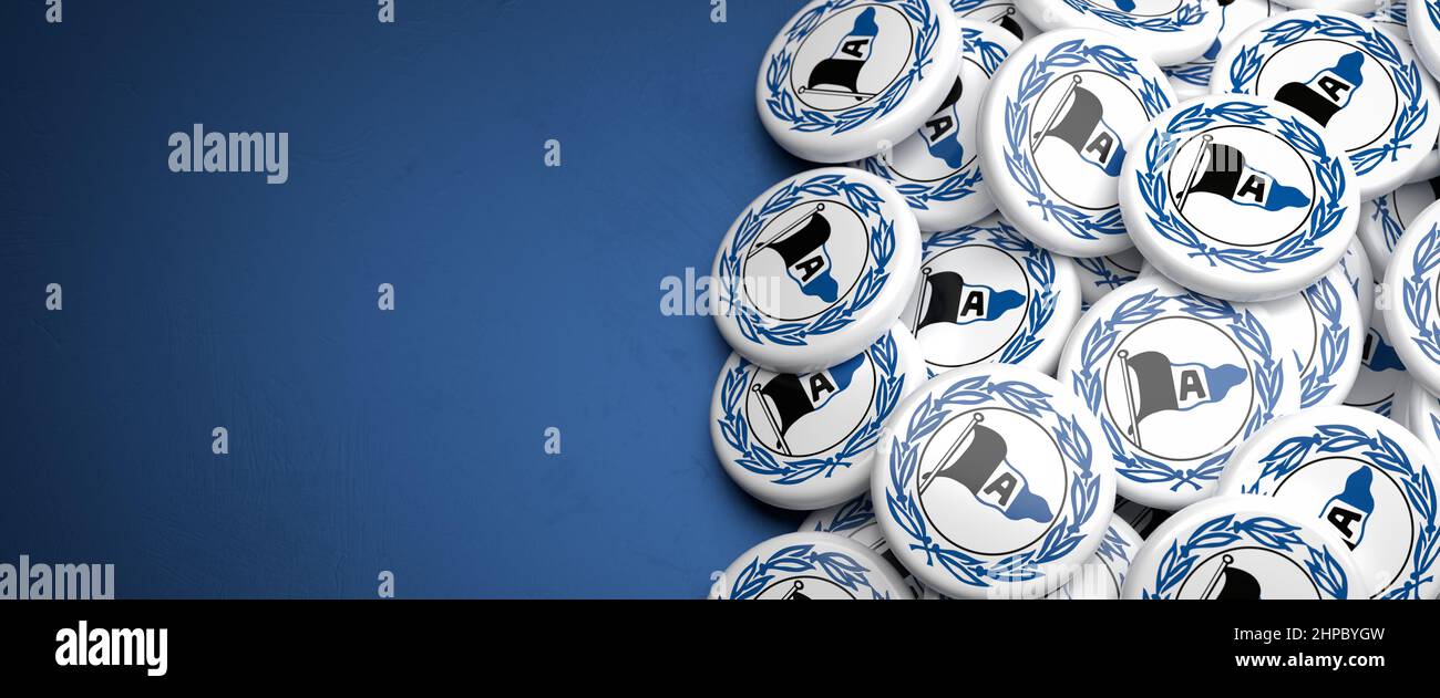 Logos des Deutschen Fußballvereins Arminia Bielefeld auf einem Haufen auf einem Tisch. Speicherplatz kopieren. Webbanner-Format Stockfoto