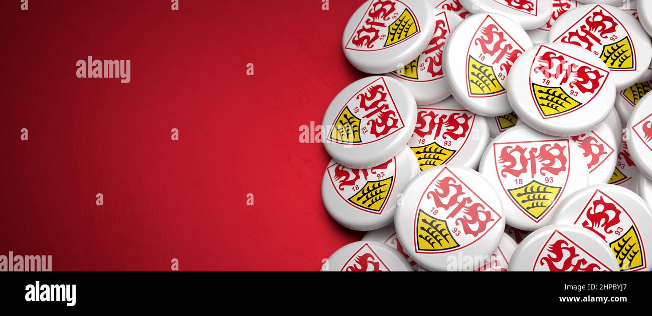 Logos des VfB Stuttgart auf einem Haufen auf einem Tisch. Speicherplatz kopieren. Webbanner-Format Stockfoto