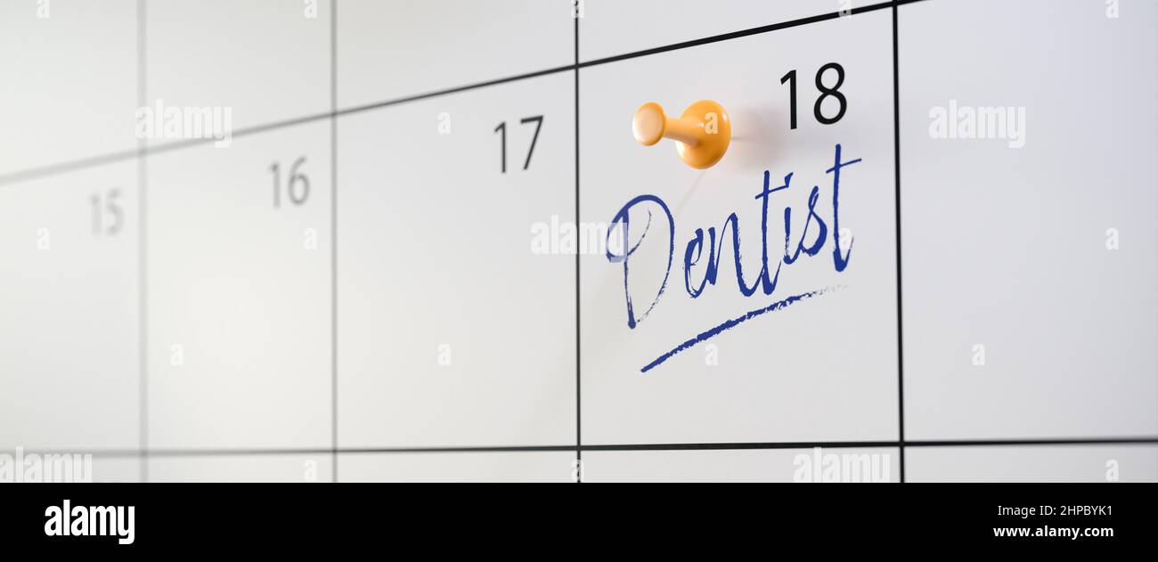 Konzept der Zahnarztbestellung. Ein Kalender mit dem Eintrag „Zahnarzt“ und einem Daumennack. Selektiver Fokus. Webbanner-Format Stockfoto