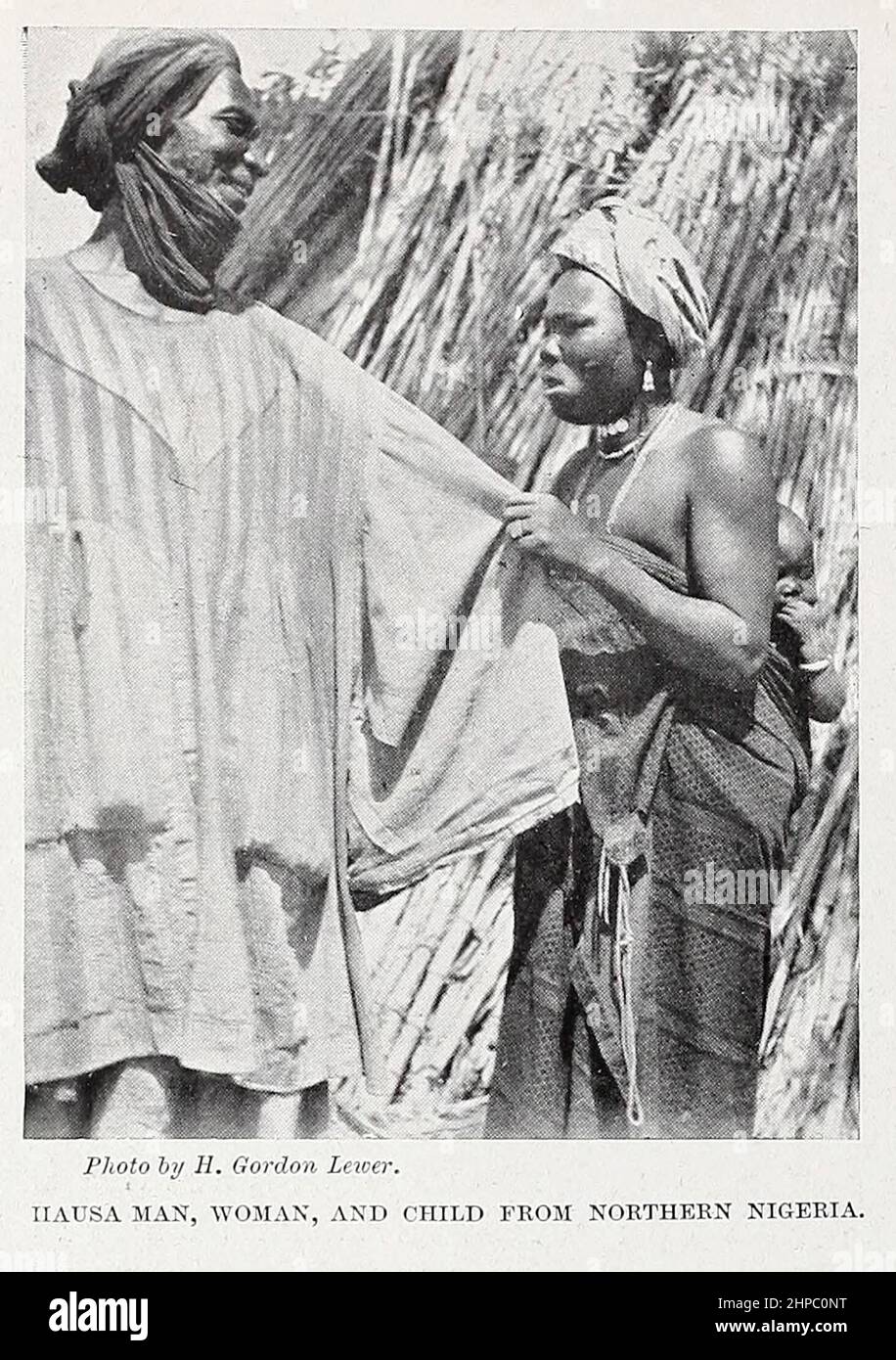 Hausa Mann, Frau und Kind, Nord-Nigeria aus dem Buch „die lebenden Rassen der Menschheit“ eine beliebte illustrierte Darstellung der Bräuche, Gewohnheiten, Verfolgungen, Feste und Zeremonien der Rassen der Menschheit auf der ganzen Welt von Sir Harry Hamilton Johnston, Und Henry Neville Hutchinson Veröffentlicht in London von Hutchinson & Co. Im Jahr 1902 Stockfoto