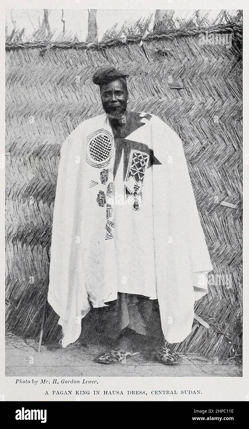 Ein HEIDNISCHER KÖNIG IN HAUSA-KLEID, ZENTRALSUDAN aus dem Buch „die lebenden Rassen der Menschheit“, ein populärer illustrierter Bericht über die Bräuche, Gewohnheiten, Verfolgungen, Feste und Zeremonien der Rassen der Menschheit auf der ganzen Welt von Sir Harry Hamilton Johnston, Und Henry Neville Hutchinson Veröffentlicht in London von Hutchinson & Co. Im Jahr 1902 Stockfoto