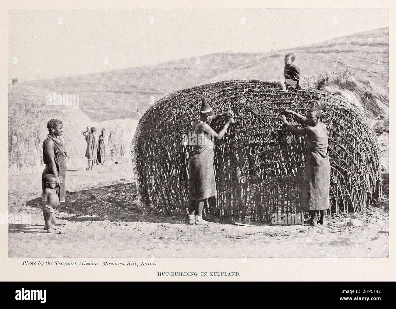 HÜTTENBAU IN ZULULAND aus dem Buch „die lebenden Rassen der Menschheit“ ein populärer illustrierter Bericht über die Bräuche, Gewohnheiten, Verfolgungen, Feste und Zeremonien der Rassen der Menschheit auf der ganzen Welt von Sir Harry Hamilton Johnston, Und Henry Neville Hutchinson Veröffentlicht in London von Hutchinson & Co. Im Jahr 1902 Stockfoto