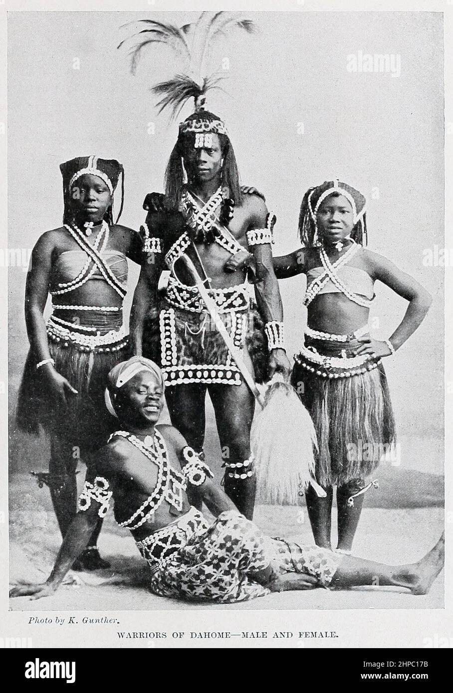 KRIEGER VON DAHOMEY – MÄNNLICH UND WEIBLICH das Königreich Dahomey war ein westafrikanisches Königreich im heutigen Benin, das von etwa 1600 bis 1904 existierte. Dahomey entwickelte sich auf der Abomey-Hochebene unter den Fon-Menschen im frühen 17th. Jahrhundert und wurde eine regionale Macht im 18th. Jahrhundert durch die Eroberung von Schlüsselstädten an der Atlantikküste. Aus dem Buch "die lebenden Rassen der Menschheit" eine beliebte illustrierte Darstellung der Bräuche, Gewohnheiten, Verfolgungen, Feste und Zeremonien der Menschenrassen auf der ganzen Welt von Sir Harry Hamilton Johnston und Henry Neville Hutchinson Veröffentlicht Stockfoto