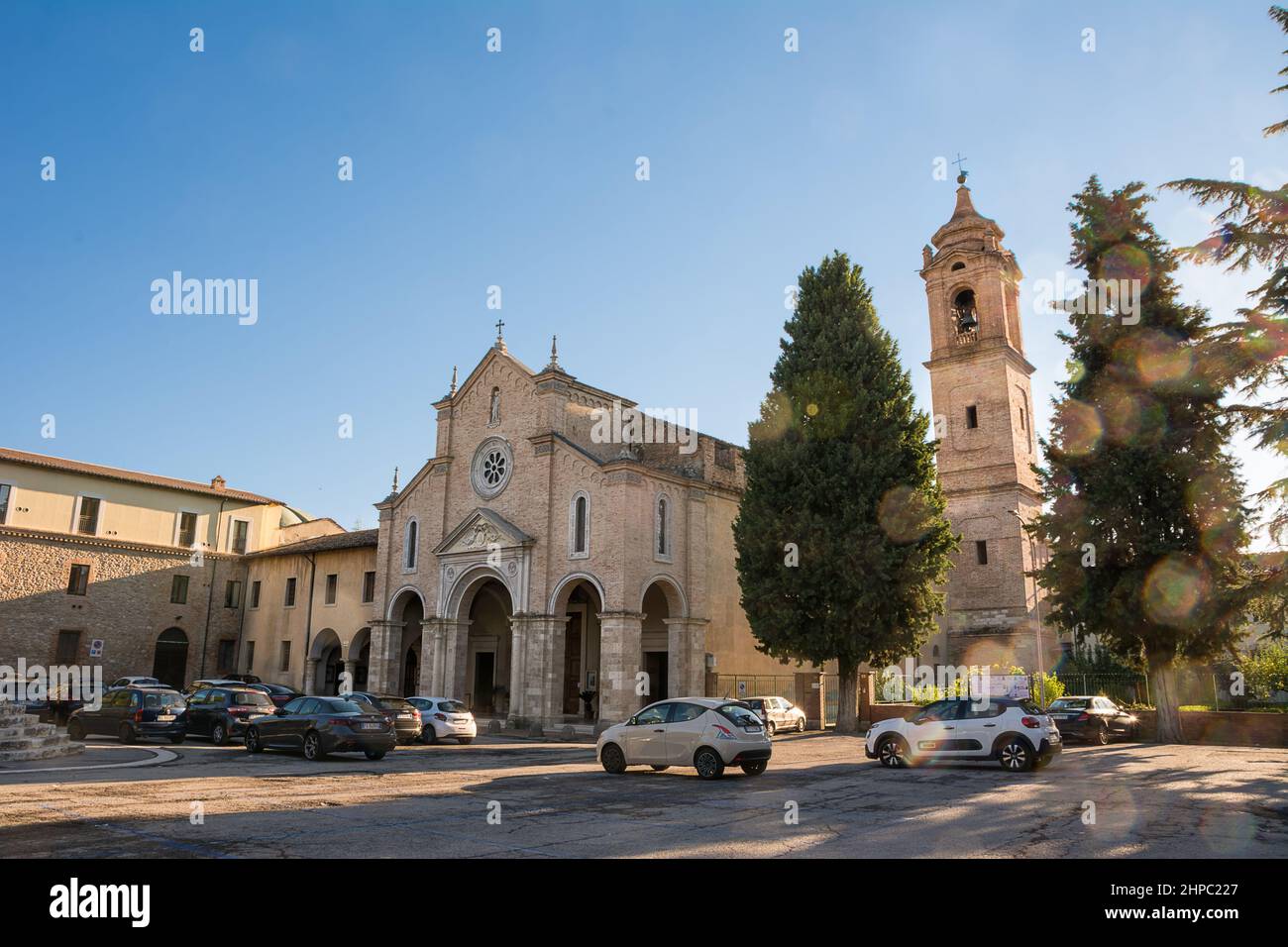 Teramo, Italien - 13. Oktober 2021: Heiligtum der Madonna delle Grazie mit angrenzendem Kloster der Nonnen und Parkplatz Stockfoto