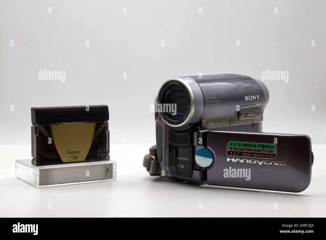 Bologna - Italien - 20. Februar 2022: Sony Handycam DCR-HC90E mit Mini-DV- Kassette. Vintage-Technologie isoliert auf weißem Hintergrund  Stockfotografie - Alamy