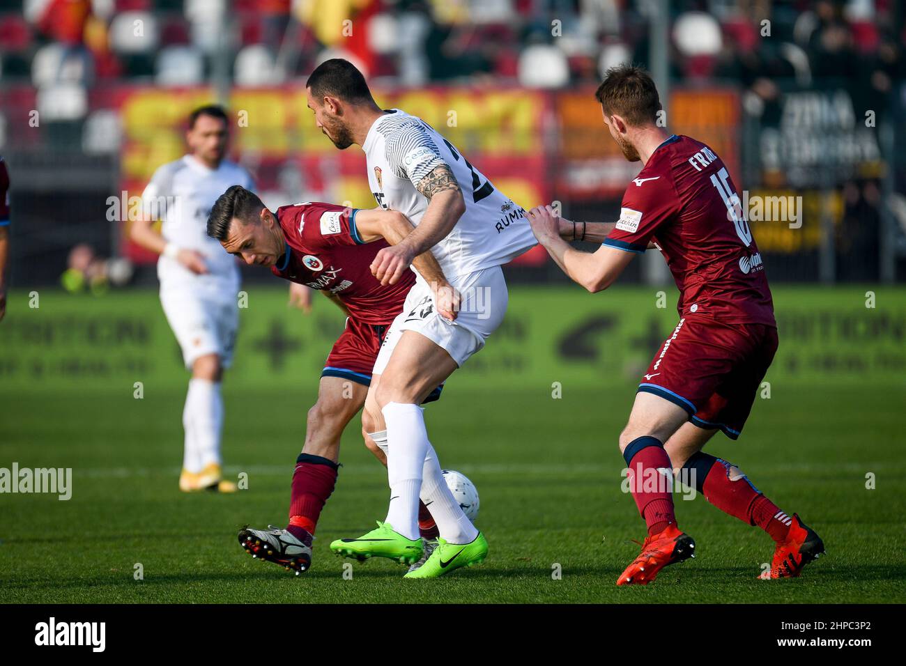 Pier Cesare Tombolato Stadium, Cittadella (PD), Italien, 20. Februar 2022, Ionita Artur (Benevento) wurde von Amedeo Benedetti (Cittadella) während DES SPIELS ALS Cittadella gegen Benevento Calcio in der italienischen Fußballserie B behindert Stockfoto