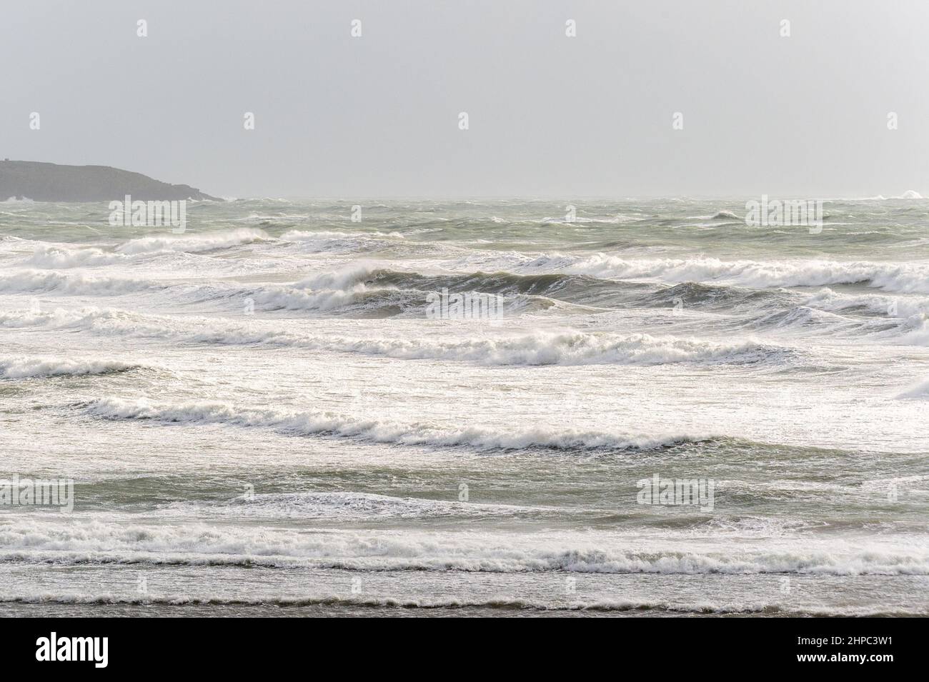 Owenahincha, West Cork, Irland. 20th. Februar 2022. Nur zwei Tage, nachdem der Sturm Eunice in Irland größeren Schaden angerichtet hatte, kam der Sturm Franklin mit Sturmwind und sintflutartigen Regenfällen auf Land. Met Éireann hat eine Warnung des gelben Windes für die nördlichen und westlichen Grafschaften herausgegeben, die bis morgen früh in Kraft ist. Quelle: AG News/Alamy Live News Stockfoto