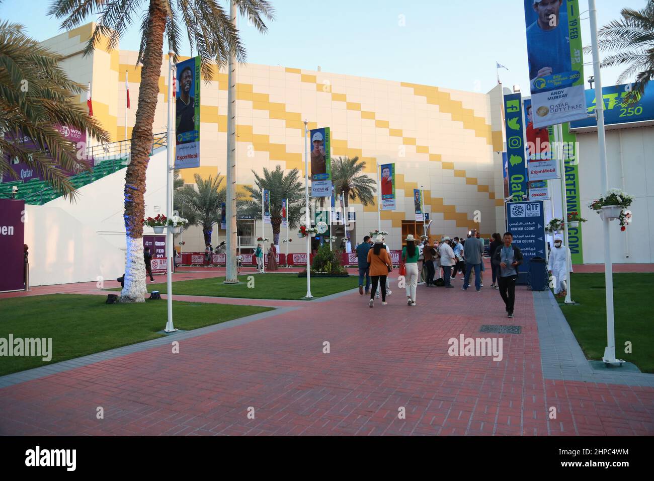 Doha, Katar. 19th. Februar 2022. Das Tennisdorf liegt zwischen den Gebäuden der Qatar Tennis Federation und den Spielerplätzen. Während der Spiele wurden verschiedene Aktivitäten für die Öffentlichkeit von Qatar ExxonMobil und anderen Sponsoren organisiert. Nach jedem Spiel gibt ExxonMobil Qatar mehreren glücklichen Zuschauern die Möglichkeit, Tennisbälle zu fangen, die von Tennisstars zufällig in die Menge serviert werden. (Foto: Sidhik Keerantakath/Pacific Press) Quelle: Pacific Press Media Production Corp./Alamy Live News Stockfoto