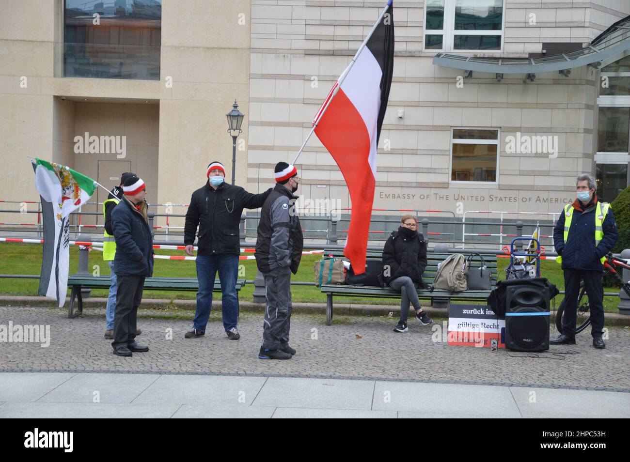 "Reichsbürger" demonstrierten vor der Botschaft der Vereinigten Staaten von Amerika am Pariser Platz in Berlin. Die 'Reichsbürger' lehnen die Legitimität des modernen deutschen Staates, der Bundesrepublik Deutschland, zugunsten des Deutschen Reiches ab, das von 1871 bis 1945 existierte. Stockfoto